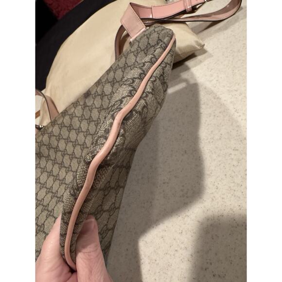 Gucci GG Supreme messenger bag with pink patent leather - Picture 10 of 15